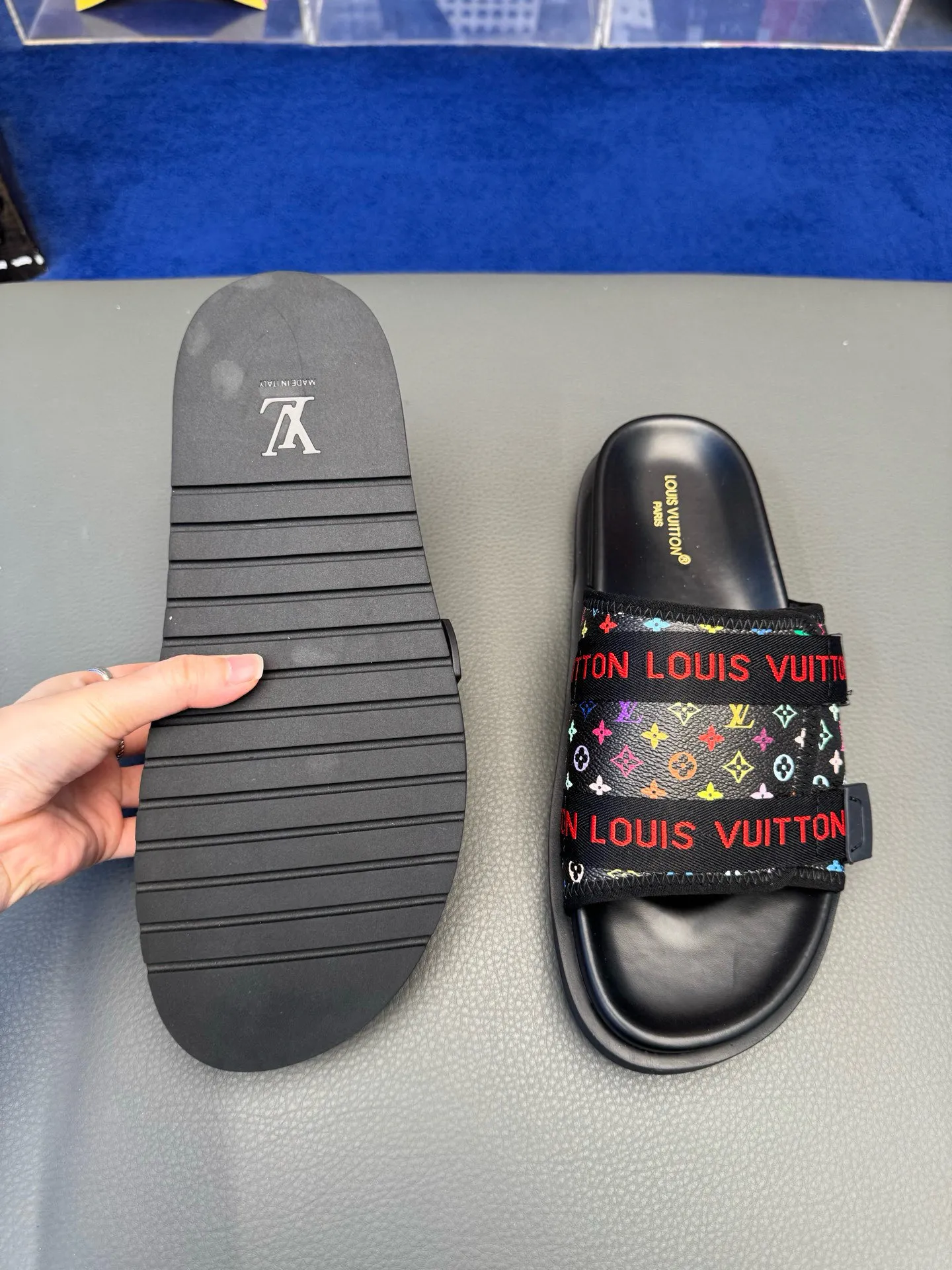 [L Home] P: 340💰Size: 38-45 Top purchasing lv men's summer slippers, classic presbyopia with soft real leather lining, unique color splicing effect, distinctive personality, fashionable and trendy essential style, light and comfortable. Lightweight and tough rubber insole, micro ridged foam outsole, super comfortable!